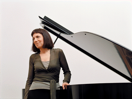 Leslie Pintchik in front of piano