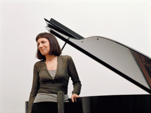 Leslie Pintchik in front of piano 2